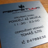 firemní kovová plechová cedule stříbrný hliník
