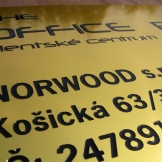 firemní kovová plechová cedule zlatý hliník