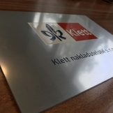firemní kovová plechová cedule stříbrný hliník