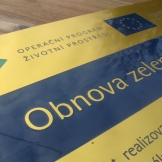 firemní kovová plechová cedule zlatý hliník