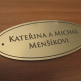 mosazné štítky