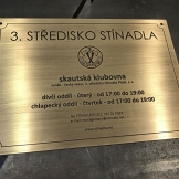mosazné štítky