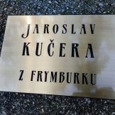 mosazné štítky