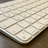 gravírování české diakritiky apple