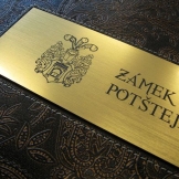 dvouvrstvý plast cedule imitace kovu