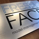 dvouvrstvý plast cedule imitace kovu