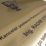 dvouvrstvý plast cedule imitace kovu