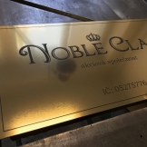 dvouvrstvý plast cedule imitace kovu