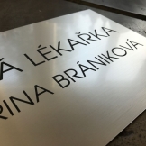 dvouvrstvý plast cedule imitace kovu