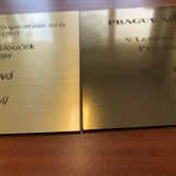 dvouvrstvý plast cedule imitace kovu